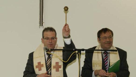 Den kirchlichen Segen spendeten der neuen Mensa die Pfarrer Thomas Klemm (links) und Michael Foltin.