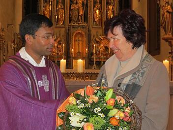 Pater Sony Kochumalayil dankt Christl Brand. Foto: Doris Bauer