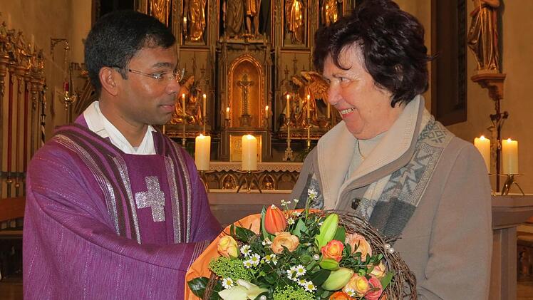 Pater Sony Kochumalayil dankt Christl Brand. Foto: Doris Bauer