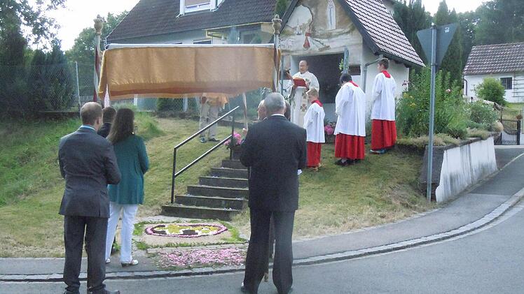 Unterpreppach vor dem Lourdes-Käppele am östlichen Ortseingang (binaAlle Bilder aus Unterpreppach von Bruno Deublein