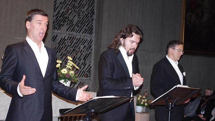 "Die jungen Tenöre" (von links) Hans Hitzeroth, Ilja Martin und Hubert Schmid begeisterten ihr Publikum in Friesen. Foto: Heike Schülelin