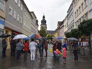 Die Altstadtfreunde besichtigen den Steinweg und sprechen mit den Geschäftsleuten. Foto: Gabi Arnold