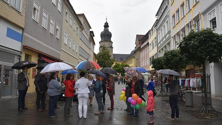 Die Altstadtfreunde besichtigen den Steinweg und sprechen mit den Geschäftsleuten. Foto: Gabi Arnold