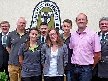 Schützenmeister Michael Meindl (ganz rechts) und (von links) zweiter Bürgermeister Jürgen Kolb gratulierten den Geehrten zu ihren Erfolgen: Dietmar Kolb, Sabrina Klubertanz, Marius Meindl, Elisa Tartler, Steven Schultz und Edgar Hehn. Foto: Gerd Schaar