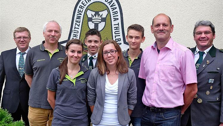 Schützenmeister Michael Meindl (ganz rechts) und (von links) zweiter Bürgermeister Jürgen Kolb gratulierten den Geehrten zu ihren Erfolgen: Dietmar Kolb, Sabrina Klubertanz, Marius Meindl, Elisa Tartler, Steven Schultz und Edgar Hehn. Foto: Gerd Schaar