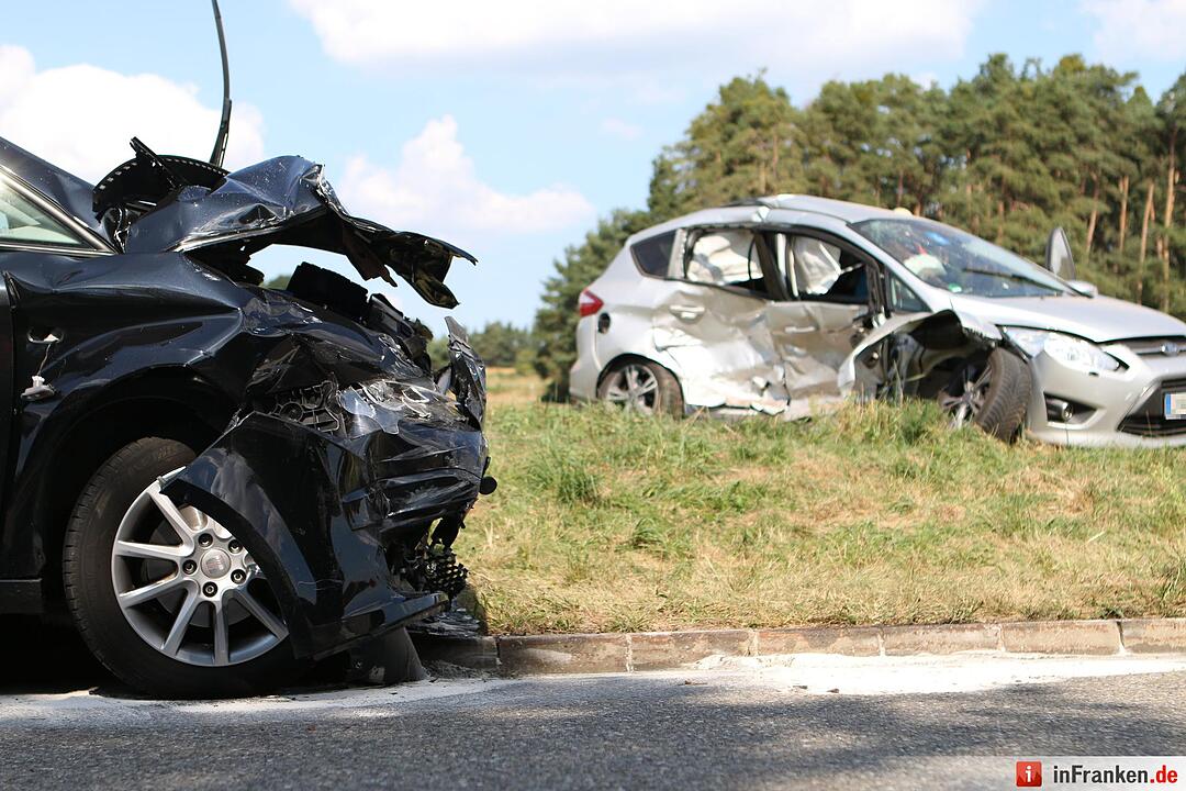Beim Abbiegen Verkehr übersehen - Zwei Verletzte bei Zusammenstoß