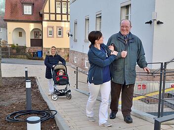 Zahnärztin Sandra Lange gehört seit Oktober dem Team in der Praxis von Astrid und Benedikt Staab an. Hier ist sie Robert Schmitt behilflich, auf der neuen Rampe zu gehen. Das Bauwerk entstand in den vergangenen Monaten, ebenso ein Behindertenparkplatz.  Foto: Kathrin Kupka-Hahn
