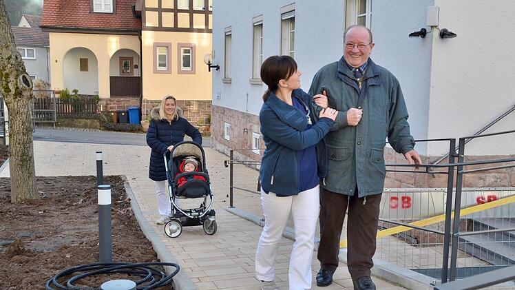 Zahnärztin Sandra Lange gehört seit Oktober dem Team in der Praxis von Astrid und Benedikt Staab an. Hier ist sie Robert Schmitt behilflich, auf der neuen Rampe zu gehen. Das Bauwerk entstand in den vergangenen Monaten, ebenso ein Behindertenparkplatz.  Foto: Kathrin Kupka-Hahn