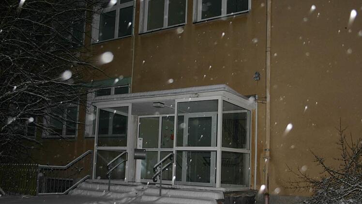 Tief verschneit und leerstehend präsentiert sich derzeit das Gebäude des Kindergartens in Ketschenbach. Ob es wieder als Unterkunft für Flüchtlinge genutzt wird, hängt viel von der politischen Situation ab. Foto: Martin Rebhan