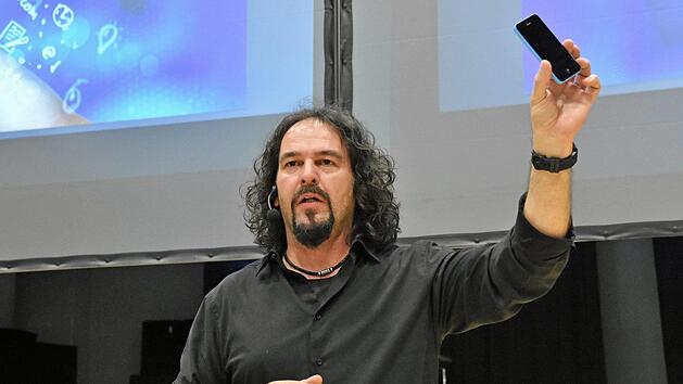 Erwin Markowsky, Hacker und IT-Spezialist, beeindruckte 350 Schüler des Regiomontanus-Gymnasiums Haßfurt, deren Eltern und einige  Lehrer mit seinem Vortrag zum Thema "Tatort World Wide Web".  Ulrike Langer