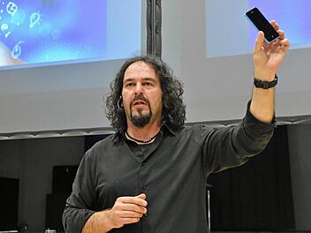 Erwin Markowsky, Hacker und IT-Spezialist, beeindruckte 350 Schüler des Regiomontanus-Gymnasiums Haßfurt, deren Eltern und einige  Lehrer mit seinem Vortrag zum Thema "Tatort World Wide Web".  Ulrike Langer