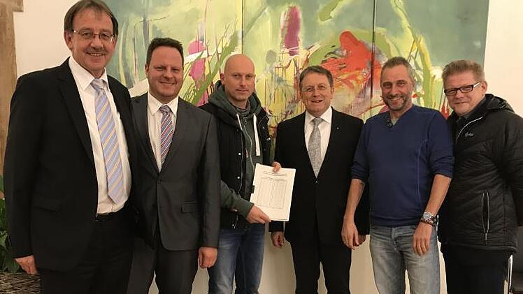 2000 Unterschriften haben Reiner Greibel und Dieter Fick für die Rückkehr des Bierfest auf den Zentralparkplatz gesammelt.   Die Listen übergaben sie  der Stadt - von links: 2. Bürgermeister Stefan Schaffranek, SPD-Fraktionsvorsitzender Ingo Lehmann, Rainer Greibel, OB  Henry Schramm, Dieter Fick und 3. Bürgermeister Frank Wilzok.privat