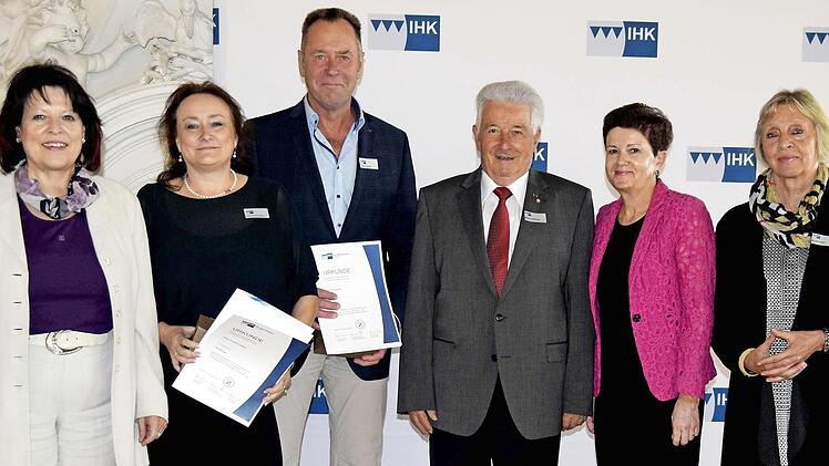 Ehrung verdienter Prüfer der IHK (von links): Gabriele Hohenner, Petra Kreuzer-Seifert, Rudolf Eckstein, Winfred Weinbeer, Gudrun Brendel-Fischer und Monika Faber Foto: Andreas Welz