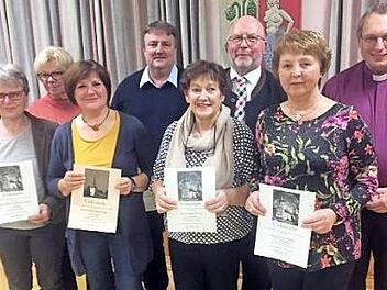 Die geehrten Mitarbeiter der Kirchengemeinden Weißenbrunn und Hummendorf (von links): Susanne Knauer-Marx, Annedore Richter, Jutta Spielvogel, Matthias Trukenbrod, Inge Ebert, Bürgermeister Egon Herrmann, Irene Bauer und Pfarrer Christoph Teille Foto: Dieter Wolf