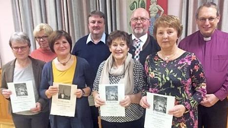 Die geehrten Mitarbeiter der Kirchengemeinden Weißenbrunn und Hummendorf (von links): Susanne Knauer-Marx, Annedore Richter, Jutta Spielvogel, Matthias Trukenbrod, Inge Ebert, Bürgermeister Egon Herrmann, Irene Bauer und Pfarrer Christoph Teille Foto: Dieter Wolf