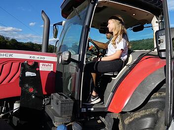 Auch beim Heuballenpressen war Jobentdeckerin Linda Schmitt live dabei. Fotos: Christian Licha