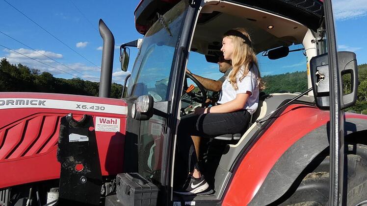Auch beim Heuballenpressen war Jobentdeckerin Linda Schmitt live dabei. Fotos: Christian Licha