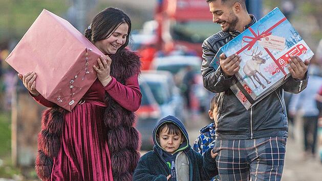 Würzburg: Weihnachtstrucker-Aktion der Johanniter - Päckchen für Bedürftige packen