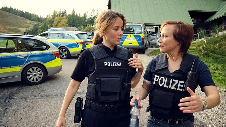 Franziska Tobler (Eva Löbau, rechts) erhält Unterstützung durch Polizistin Steffi (Lucia Schulz).