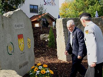 Der Ehrenhain vor dem Traditionsmuseum  erinnert mit Gedenksteinen an die Eberner Bataillone und deren Mitglieder. Bei einer   Totenehrung, die von Diakon  Sven Stefan und Pfarrer Allan Stockbridge mitgestaltet wurde, legten Harry Bohl, der Vorsitzende der "Kameradschaft Panzeraufklärungsbataillon 12" und sein Stellvertreter, Oberstleutnant Wolfgang Hagedorn (von links) ein Blumengebinde nieder.  Fotos: Günther Geiling