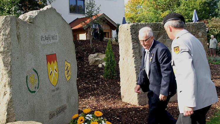 Der Ehrenhain vor dem Traditionsmuseum  erinnert mit Gedenksteinen an die Eberner Bataillone und deren Mitglieder. Bei einer   Totenehrung, die von Diakon  Sven Stefan und Pfarrer Allan Stockbridge mitgestaltet wurde, legten Harry Bohl, der Vorsitzende der "Kameradschaft Panzeraufklärungsbataillon 12" und sein Stellvertreter, Oberstleutnant Wolfgang Hagedorn (von links) ein Blumengebinde nieder.  Fotos: Günther Geiling
