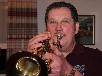 "Dirigent" Elmar Wehner spielt gerne Flügelhorn und leitet die Musikkapelle Frauenroth musikalisch. Fotos: Schaar