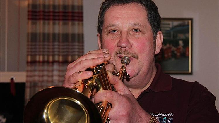 "Dirigent" Elmar Wehner spielt gerne Flügelhorn und leitet die Musikkapelle Frauenroth musikalisch. Fotos: Schaar