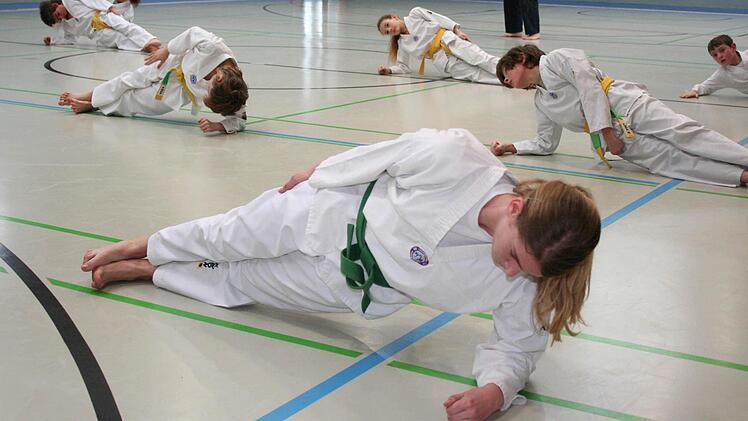 Stabilitätsübungen und Dehnungen kommen beim Training zum Einsatz.