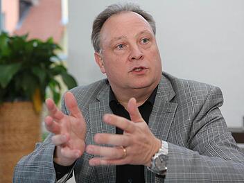 Ralf Markert an seinem Esstisch. Foto: Barbara Herbst