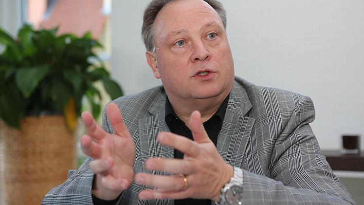 Ralf Markert an seinem Esstisch. Foto: Barbara Herbst