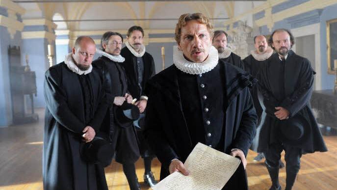 Der Jurist und Bürgermeister Junius (Richy Müller, Mi) und seine Bamberger Räte bitten Fürstbischof von Dornheim, die hohe Steuern wegen der schlechten Ernten auszusetzen. Dornheim stellt sich stur und Junius droht ihm offen mit der Wut der Bamberger Bürger. Foto: ZDF/ Alfons Kowatsch
