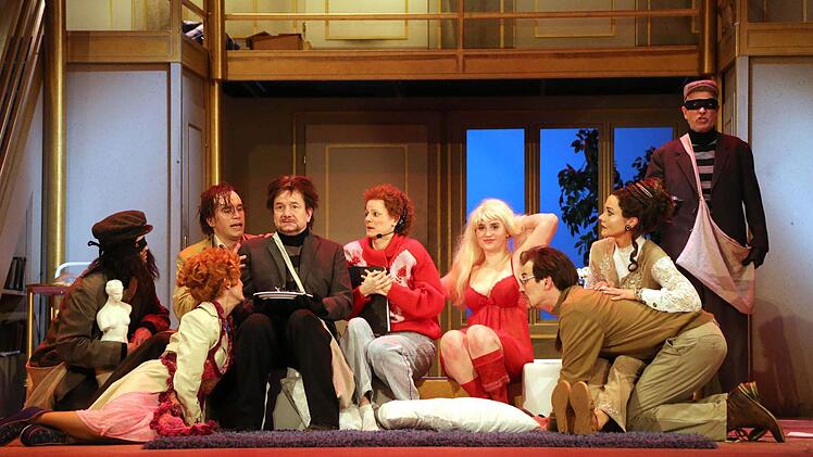 Turbulenter Bühnenspaß: Szene aus "Der nackte Wahnsinn" am Landestheater Coburg.Foto: Henning Rosenbusch