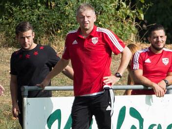 Carlo Werner (Mitte) stand bis vor zwei Monaten beim SV Bosporus Coburg in der Bezirksliga an der Seitenlinie. Ab sofort ist er wie von 2007 bis 2009 Trainer beim SV Friesen. Foto: Heinrich Weiß