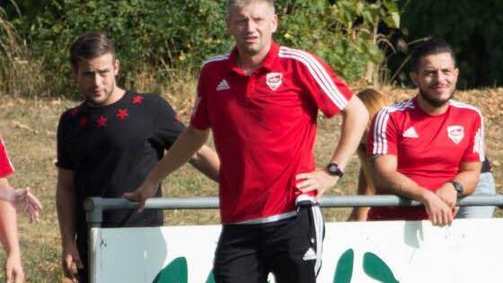 Carlo Werner (Mitte) stand bis vor zwei Monaten beim SV Bosporus Coburg in der Bezirksliga an der Seitenlinie. Ab sofort ist er wie von 2007 bis 2009 Trainer beim SV Friesen. Foto: Heinrich Weiß