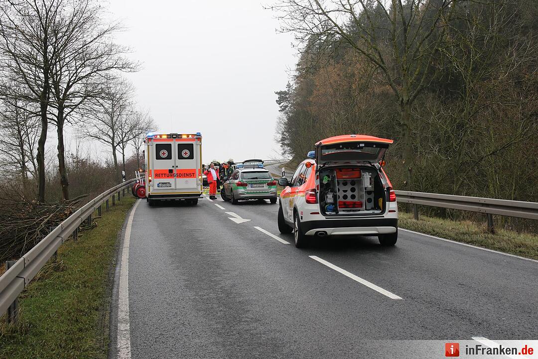 Schwerer Unfall auf B303 bei Ahorn