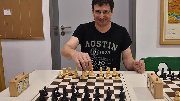Der Kabarettist Otmar Schmelzer aus Oberschwappach nahm zum zweiten Mal am Thereser Schachpokal in Obertheres teil und freute sich über einen zweiten Platz.  Foto: Ulrike Langer