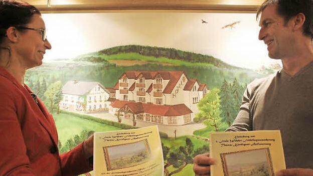 Simone Seidel vom "Fränkischen Hof" und FBO-Vorsitzender Georg Deuerling freuen sich schon auf die Wanderung zum Kordigast am 11. März. Beide blicken auf ein Bild des Malers Elias Friedrich, auf dem der Kordigast zu sehen ist.  Foto: Stephan Stöckel