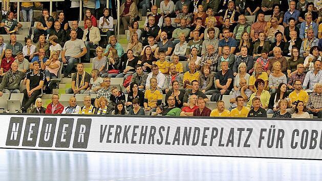 Bei den beiden Heimspielen des HSC 2000 lief Werbung f&uuml;r den Bau eines neuen Verkehrslandeplatzes auf der LED-Bande in der HUK-Coburg-Arena. Foto: Albert H&ouml;chst&auml;dter
