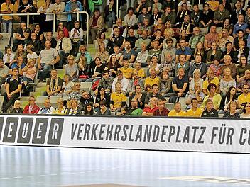 Bei den beiden Heimspielen des HSC 2000 lief Werbung für den Bau eines neuen Verkehrslandeplatzes auf der LED-Bande in der HUK-Coburg-Arena. Foto: Albert Höchstädter