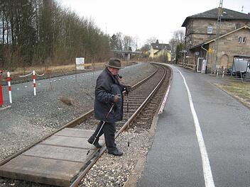 Die Marktschorgaster wollen keine Fußgängerbrücke, sondern weiterhin einen barrierefreien Zugang. Fotos: Bruno Preißinger