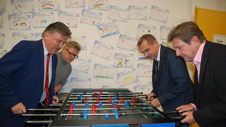 Wer sagt, dass nur Jugendliche kickern d&uuml;rfen? LandratKlaus Peter S&ouml;llner, Frank Wilzok, Alexander Batistella und Rainer Ludwig trugenein kleines Match aus.Uschi Prawitz