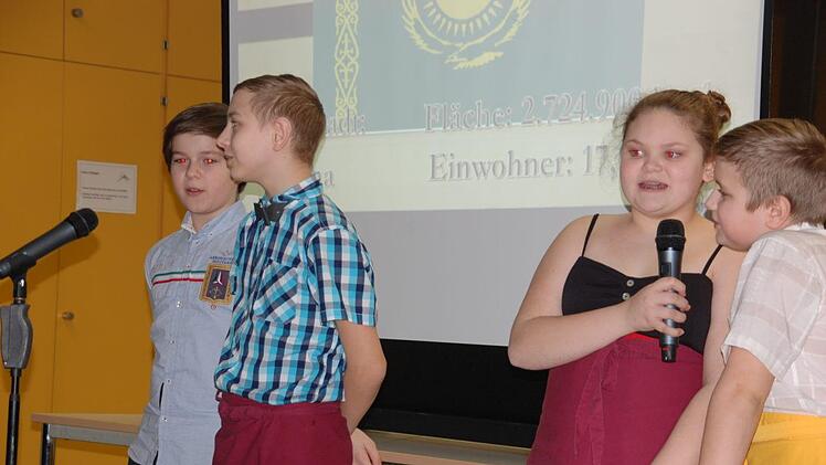 Alexander, Arthur, Isabella und Rodion sangen ein russisches Lied mit dem Appell, für die Kinder den Frieden zu sichern. Foto: Uschi Prawitz 