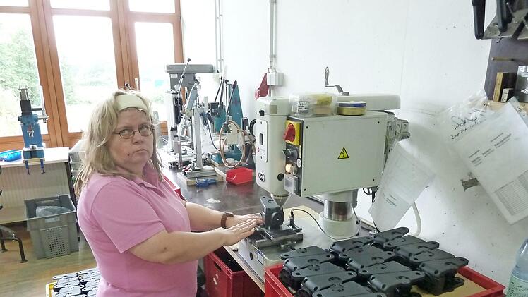 Die Besch&auml;ftigte Dagnes B. beim Vernieten von Kinderwagenteilen.  Foto: Werkst&auml;tten St. Joseph