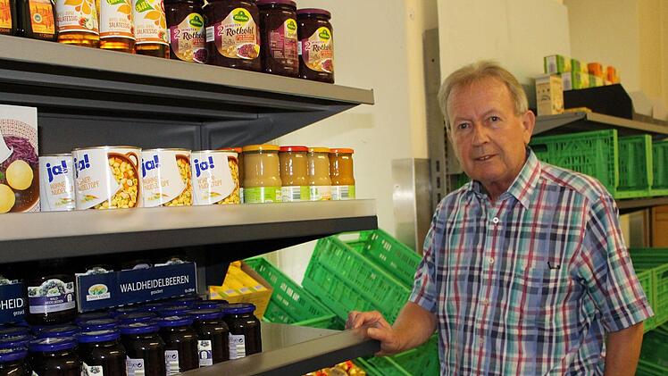 Vorsitzender Hans-Jürgen Schelle zeigt den Verkaufsraum der Tafel im ehemaligen Landratsamt. Foto: Julia Raab