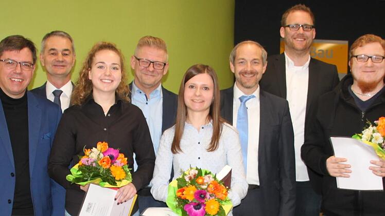 168 Frauen und Männer wurden an der Hans-Wilsdorf-Berufsschule verabschiedet. Das Bild zeigt die besten Absolventen Lea Schaabe (Fünfte von links), Melissa Schmidt, Marius Waldmann (Vierter von rechts), Nico Schnörer (Dritter von rechts) und Thomas Blätterlein (Zweiter von rechts) zusammen mit den Ehrengästen und Vertretern der Schule. Foto: Stephan Stöckel