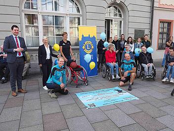 In 50 Tagen um Bayern: Ute Jansen und Markus Frommlet (vorn) umrunden mit verschiedenen Fortbewegungsmitteln den weiß-blauen Freistaat. Dabei verlassen sie sich nur auf die eigene Muskelkraft und sammeln mit und während der Reise Spenden für die Sportinklusion. Der Lions Club Coburg Veste mit Präsidentin Dorothée Sinha, rechts neben OB Dominik Sauerteig (links), übergab am Freitag einen Basketball-Rollstuhl dem Turnverein 1848 und seiner Vorsitzenden Astrid Hess (3. von links). Foto: Christop...