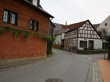 Probleme wie Potenziale von Gemünda galt es beim ISEK-Dorfspaziergang, zu dem Stadt und Stiftung "1150 Jahre Dorfgemeinschaft Gemünda" eingeladen hatten, zu identifizieren. Die enge Verkehrsführung zwischen den beiden Ampeln bereitet vor allem Fußgängern Probleme, die hier häufig auf der Straße laufen. Das rötliche Pflaster vorne rechts ist dazu bei Nässe rutschig.  Foto: Bettina Knauth