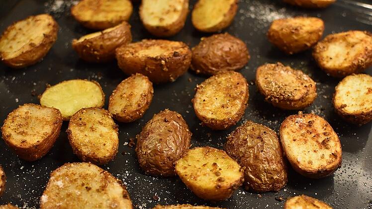Parmesankartoffeln mit würzigen Kräutern und Kruste aus dem Ofen