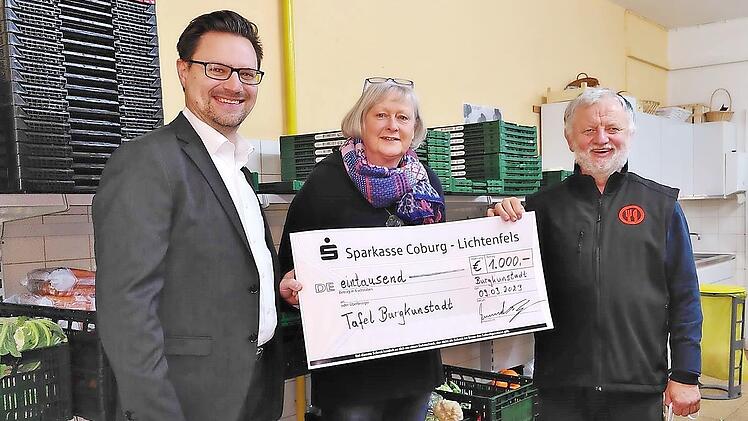 Herbert Mayer (r.) bedankt sich gemeinsam mit Edith Hahn vom Tafelvorstand herzlich für die finanzielle Unterstützung der Sparkasse, vertreten durch Stefan Schneyer.