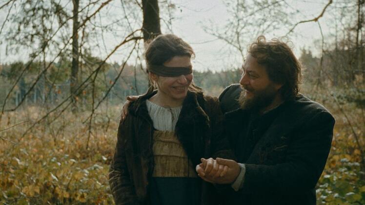 Nach der Hochzeit scheint dem Glück von Agnes (Anja Plaschg) und Wolf (David Scheid) noch nichts im Wege zu stehen.